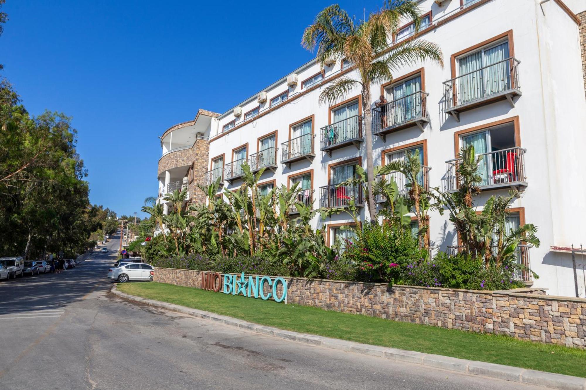 Ladonia Hotels Mio Bianco 阿克亚拉尔 外观 照片