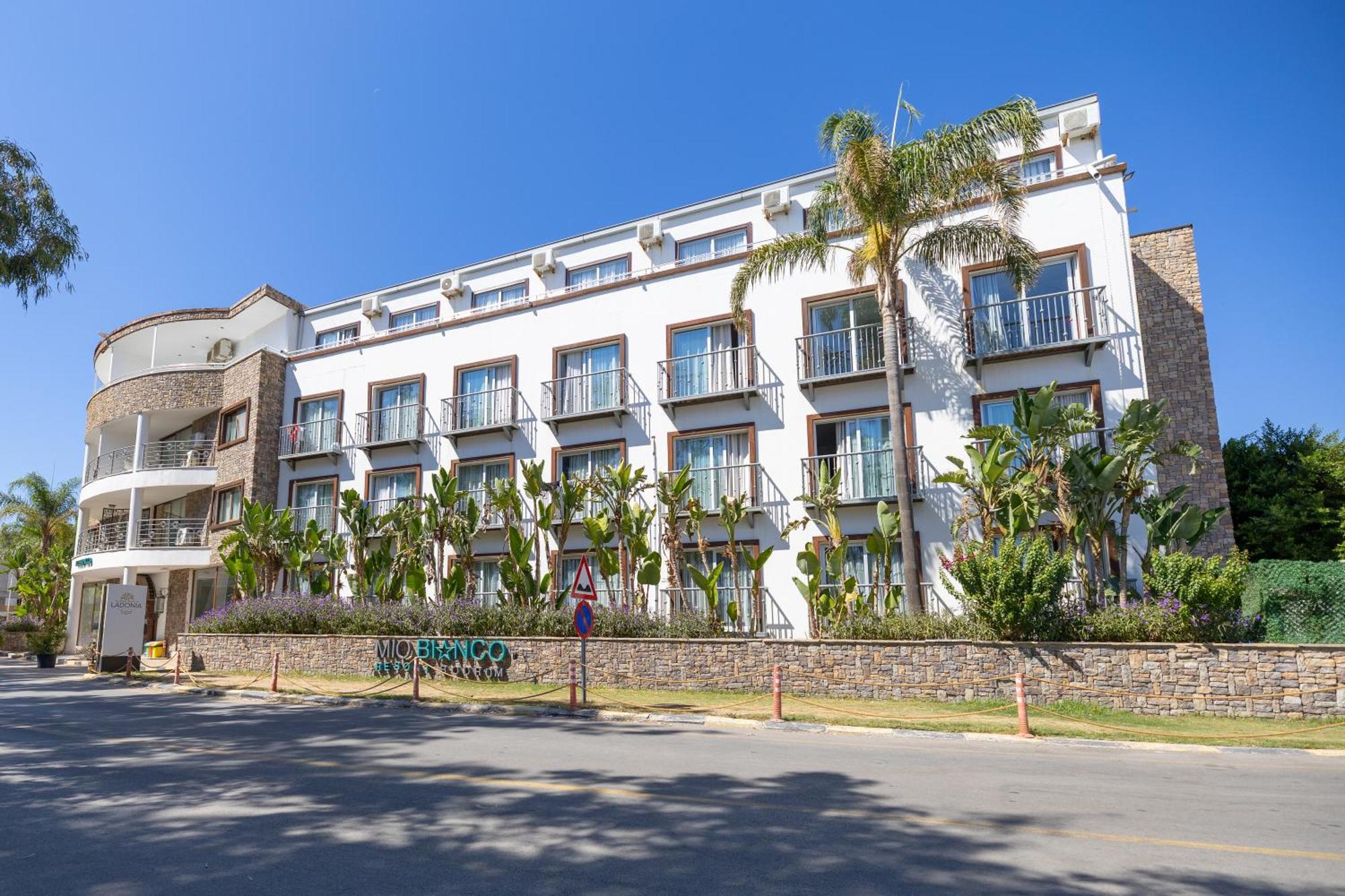 Ladonia Hotels Mio Bianco 阿克亚拉尔 外观 照片